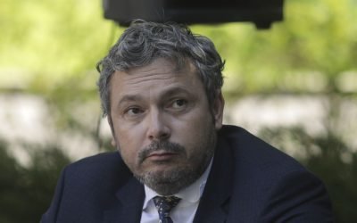 Gazele naturale, oarecum protejate, carburanții, sub semnul întrebării: Nicolescu analizează piața energetică Fostul ministru al Energiei, Răzvan Nicolescu, a oferit o analiză a pieței energetice, cu accent pe riscurile și oportunitățile din sectorul gazelor naturale și al carburanților