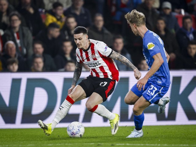 Dennis Man, titular la PSV, a fost notat cu 6.6 după meciul cu AZ Alkmaar Internaționalul român Dennis Man a fost titular la PSV Eindhoven în meciul din Eredivisie împotriva echipei AZ Alkmaar, dar a avut o prestație apreciată mai degrabă modest, fiind notat cu 6.6