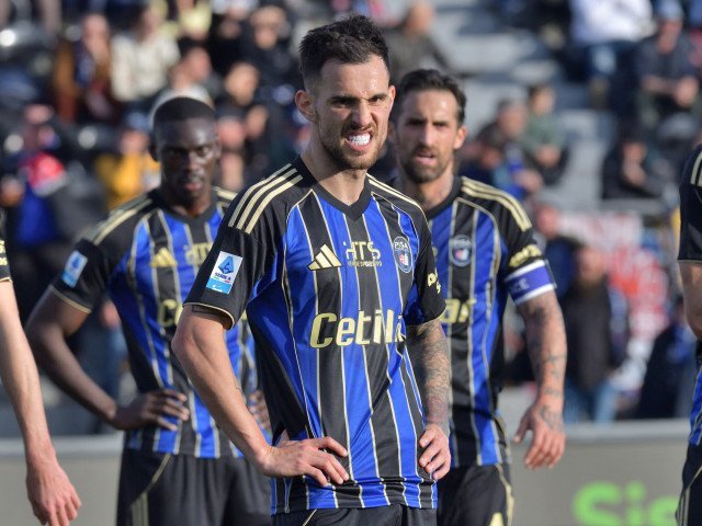 Marius Marin, pe cale să plece de la Pisa: Sevilla, la orizont Mijlocașul român Marius Marin a refuzat oferta de prelungire a contractului venită din partea clubului italian Pisa, deschizând astfel calea spre un transfer gratuit în vară