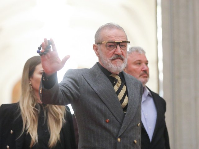 Gigi Becali și scandalul arbitrajului: de la nervi la recunoașterea responsabilității Camerele tensionate și declarațiile fără ocolişuri ale patronului FCSB, Gigi Becali, au zguduit scena fotbalistică românească în ultimele zile