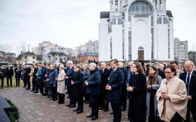 Oana Țoiu la Bucea: „Vinovații trebuie să plătească” Ministrul Afacerilor Externe, Oana Țoiu, a participat marți la comemorarea victimelor masacrului de la Bucea, Ucraina, marcând patru ani de la una dintre cele mai tragice pagini ale războiului