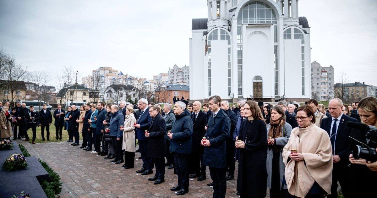 Oana Țoiu la Bucea: „Vinovații trebuie să plătească” Ministrul Afacerilor Externe, Oana Țoiu, a participat marți la comemorarea victimelor masacrului de la Bucea, Ucraina, marcând patru ani de la una dintre cele mai tragice pagini ale războiului