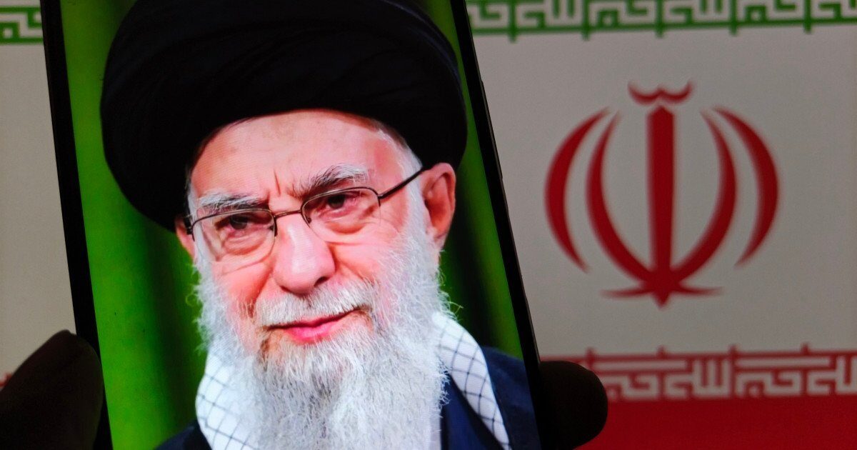 Hackerii au preluat o aplicație de rugăciuni din Iran pentru a transmite mesaje anti-regim O aplicație de rugăciuni populară din Iran, cu peste cinci milioane de descărcări pe platformele Android și iPhone, a fost victima unui atac cibernetic