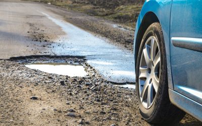 Gropile din carosabil: Ce fac șoferii dacă își avariază mașina și cum obțin despăgubiri Gropile nesemnalizate de pe drumuri reprezintă o problemă constantă pentru șoferi, cauzând frecvent avarii auto și, uneori, chiar accidente rutiere grave