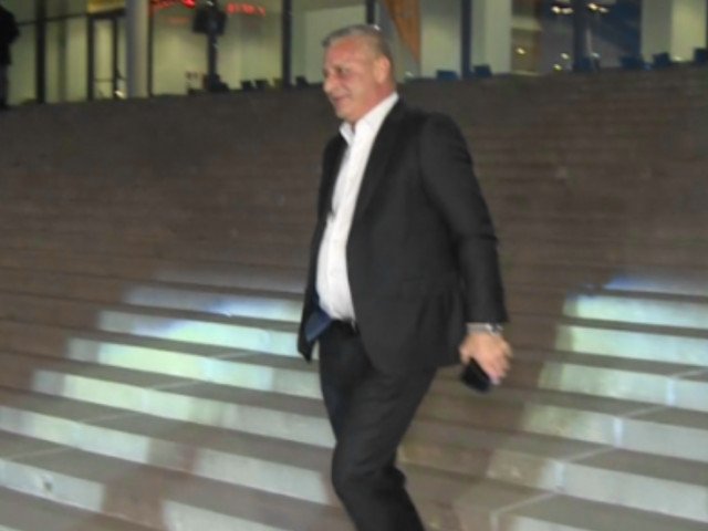 CFR Cluj a evitat depunctarea, dar datoria față de impresar nu este complet achitată CFR Cluj a reușit să evite depunctarea în Superliga, după ce a achitat o primă tranșă din datoria de 200.000 de euro către impresarul Cătălin Sărmășan