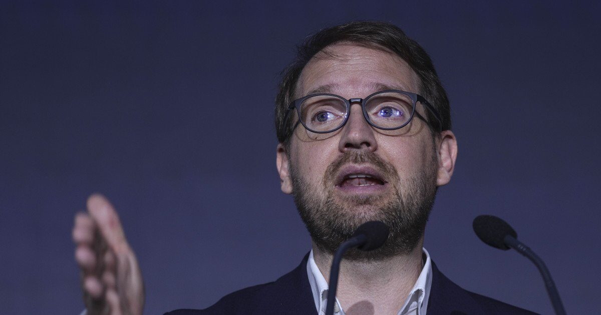 Fritz acuză o „mișcare cinică” a PSD în scandalul repatriierii Președintele USR, Dominic Fritz, critică dur solicitarea PSD de a trimite Corpul de Control la Ministerul Afacerilor Externe, pe fondul controversei privind gestionarea repatrierii cetățenilor români din zonele de conflict