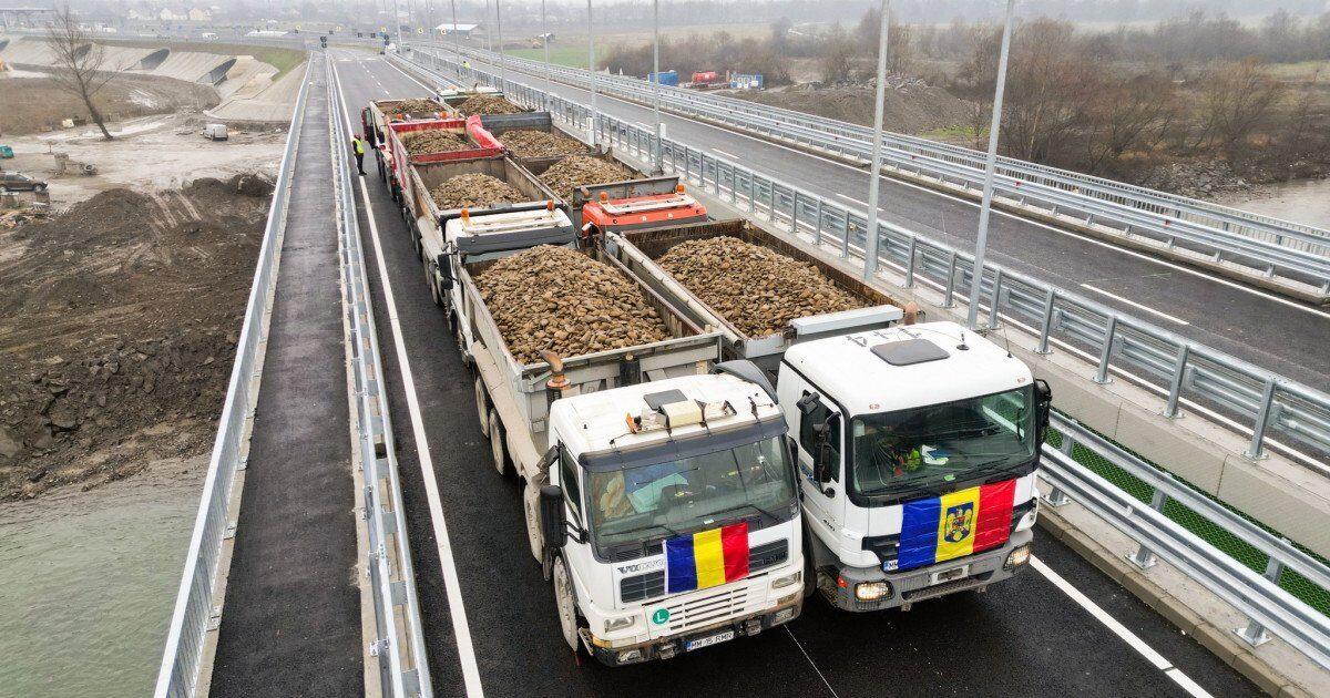 Podul rutier România-Ucraina, gata pentru trafic în iunie Noul pod rutier dintre România și Ucraina, peste râul Tisa, ar putea fi deschis circulației rutiere pe data de 15 iunie a acestui an