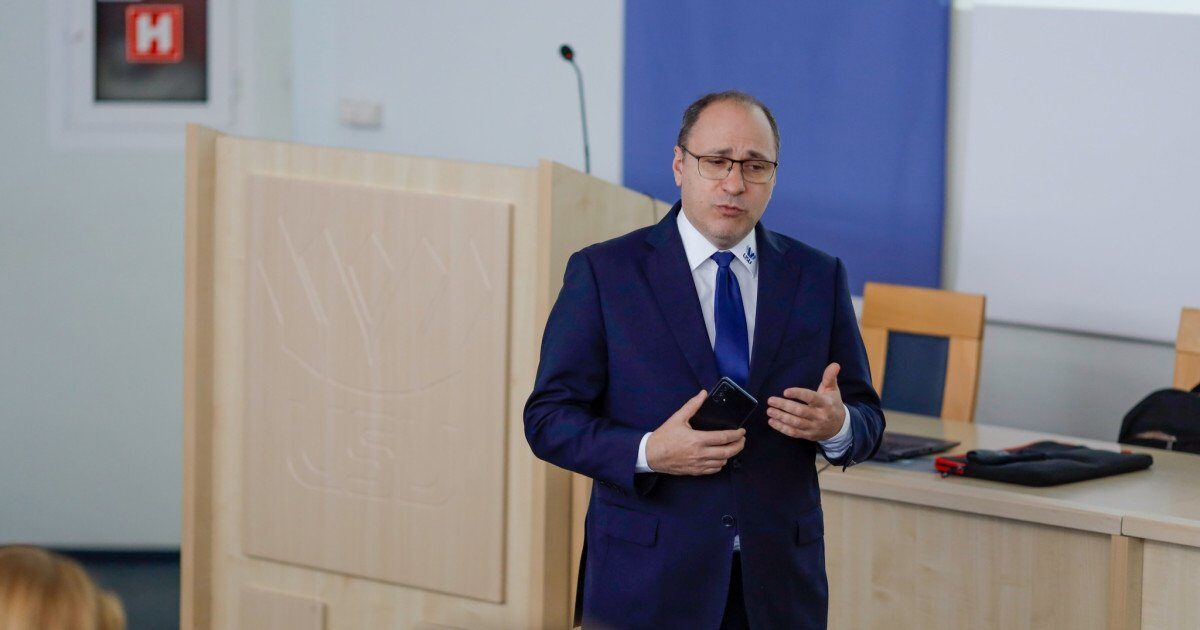 Mihai Dimian a fost numit ministru al Educației Rectorul Universității „Ștefan cel Mare” din Suceava, Mihai Dimian, a fost desemnat noul ministru al Educației, conform unei decizii luate în cadrul ședinței PNL de luni