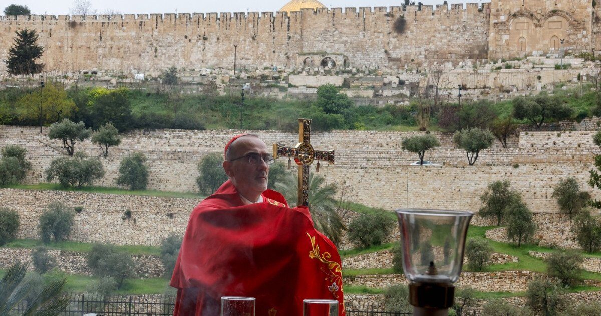 Netanyahu revine asupra interdicției: Patriarhul latin al Ierusalimului va avea acces la Biserica Sfântului Mormânt Premierul israelian Benjamin Netanyahu a anunțat luni că Patriarhul latin al Ierusalimului va putea, din nou, să intre imediat în Biserica Sfântului Mormânt