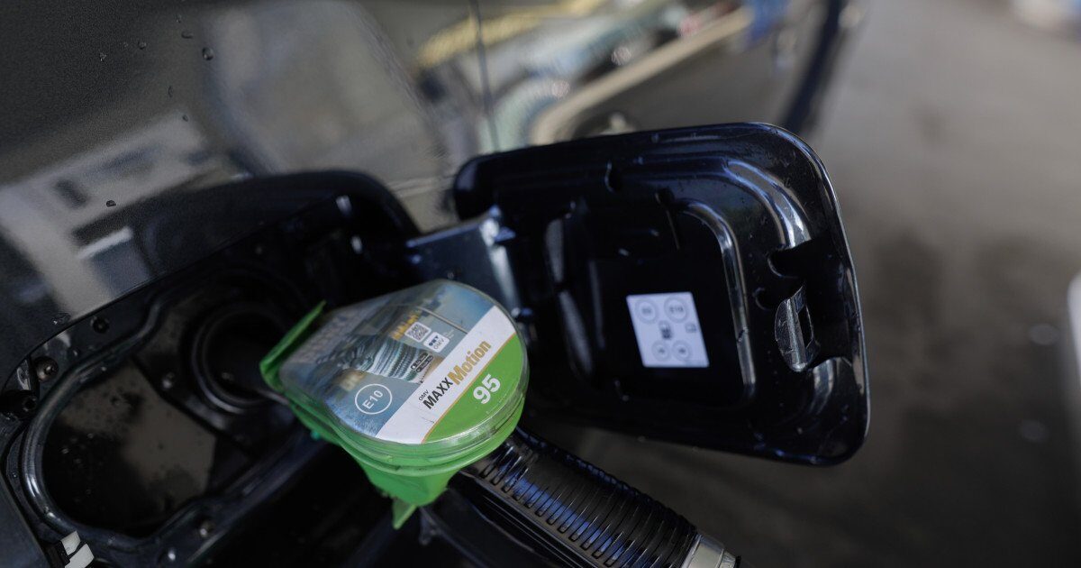 Prețurile la carburanți continuă să crească: scumpiri succesive din cauza tensiunilor din Orientul Mijlociu Prețurile la benzină și motorină în România au suferit o nouă majorare, joi, după ce cu o zi înainte au fost înregistrate scumpiri semnificative