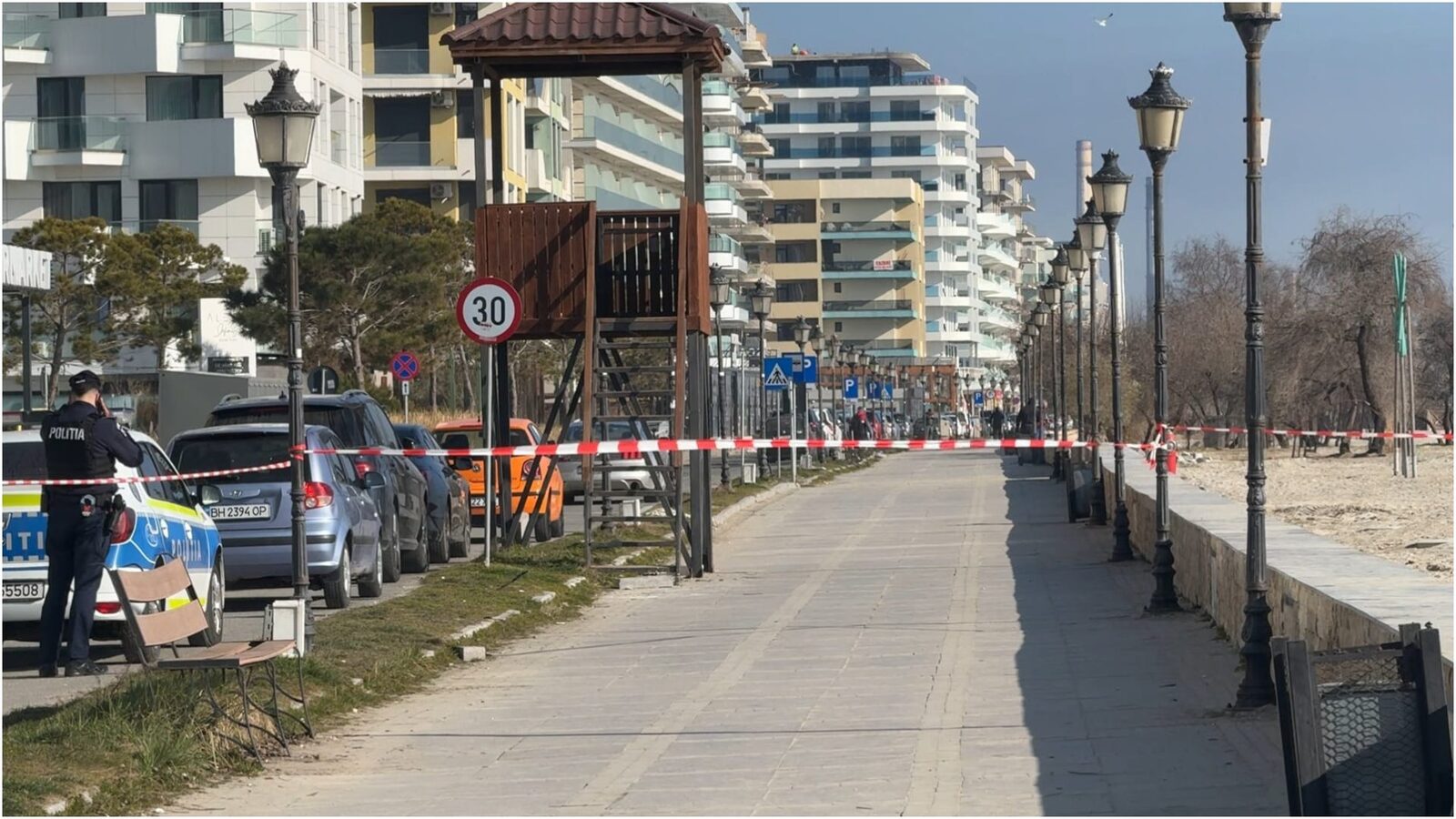 Rezervor GPL descoperit la Mamaia Nord: Autoritățile anchetează și verifică plajele Un rezervor de GPL, îngropat ilegal în nisip, a fost descoperit pe plaja din Mamaia Nord, declanșând o anchetă a autorităților și verificări pe întregul litoral