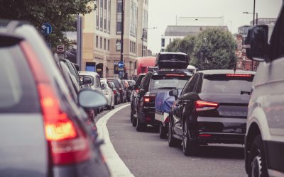 Brașovul instalează semafoare inteligente pentru a reduce viteza excesivă și a fluidiza traficul Primăria Brașov a anunțat o serie de măsuri pentru a îmbunătăți siguranța rutieră și a reduce blocajele în trafic