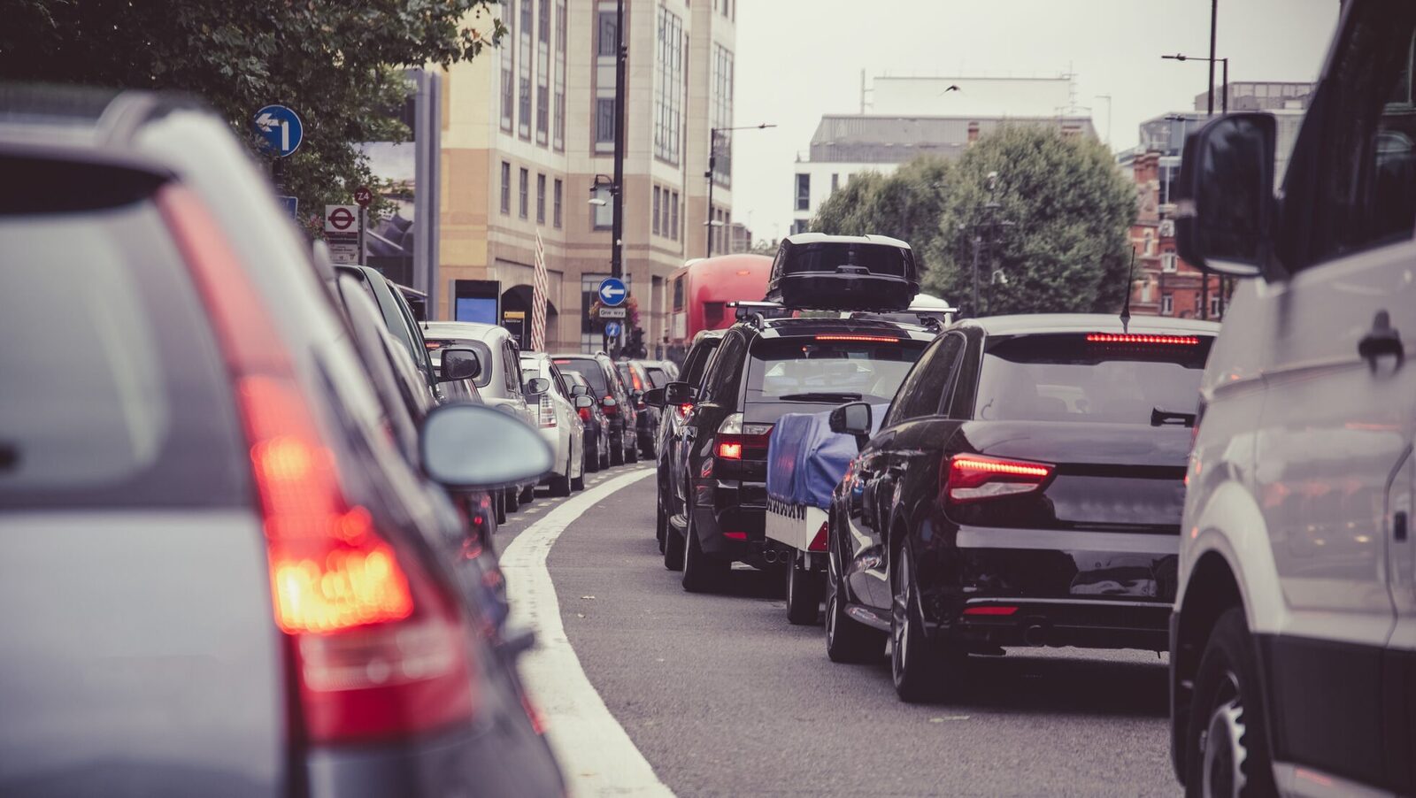 Brașovul instalează semafoare inteligente pentru a reduce viteza excesivă și a fluidiza traficul Primăria Brașov a anunțat o serie de măsuri pentru a îmbunătăți siguranța rutieră și a reduce blocajele în trafic