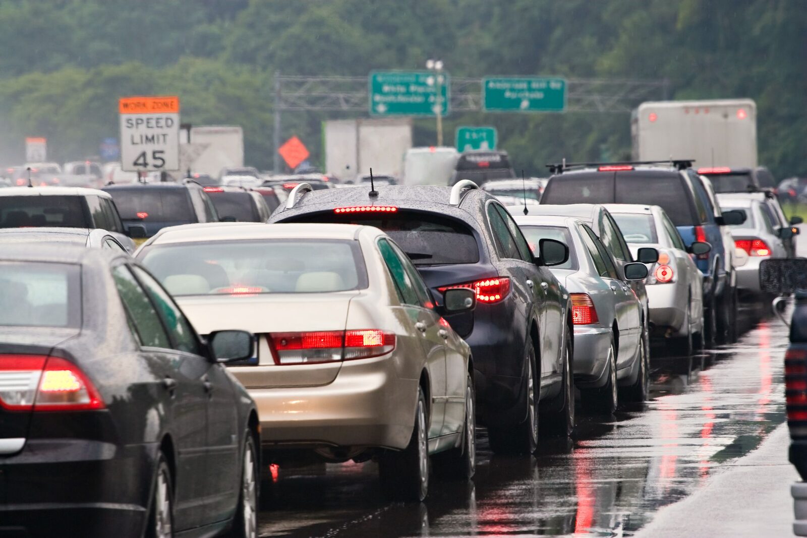 Piața auto din România, în scădere puternică la început de an Vânzările de mașini noi în România au continuat să scadă în februarie, cu o diminuare de 24% comparativ cu aceeași lună a anului precedent