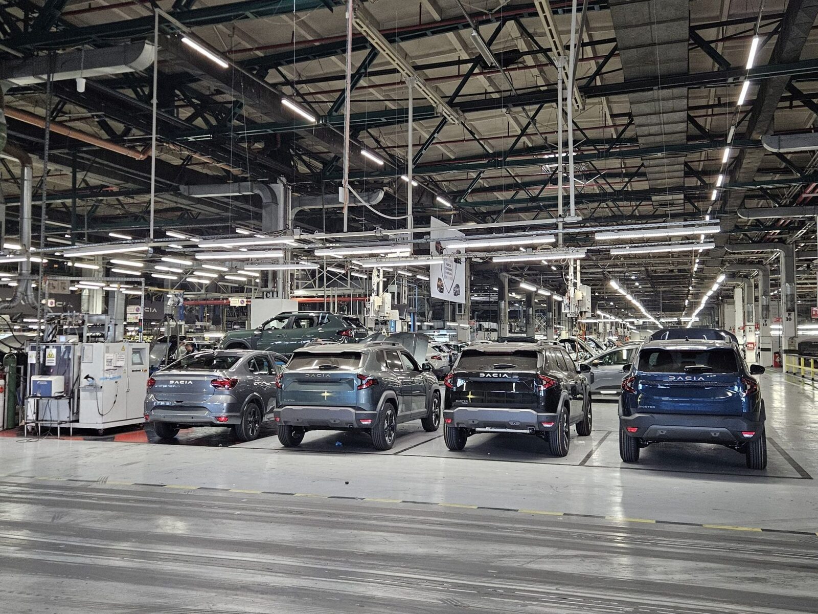 Dacia anunță o reducere a producției și plecarea a 1.200 de angajați în 2026 Uzina Dacia de la Mioveni se confruntă cu o perioadă de reducere a producției și va trece printr-un proces de ajustare a forței de muncă în 2026