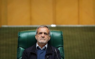 Iranul reacționează la declarațiile lui Trump și anunță o schimbare de tactică Masoud Pezeshkian, liderul iranian, a răspuns declarațiilor lui Donald Trump, care a afirmat că nu va exista un acord cu Iranul, acceptând doar o „capitulare necondiționată”