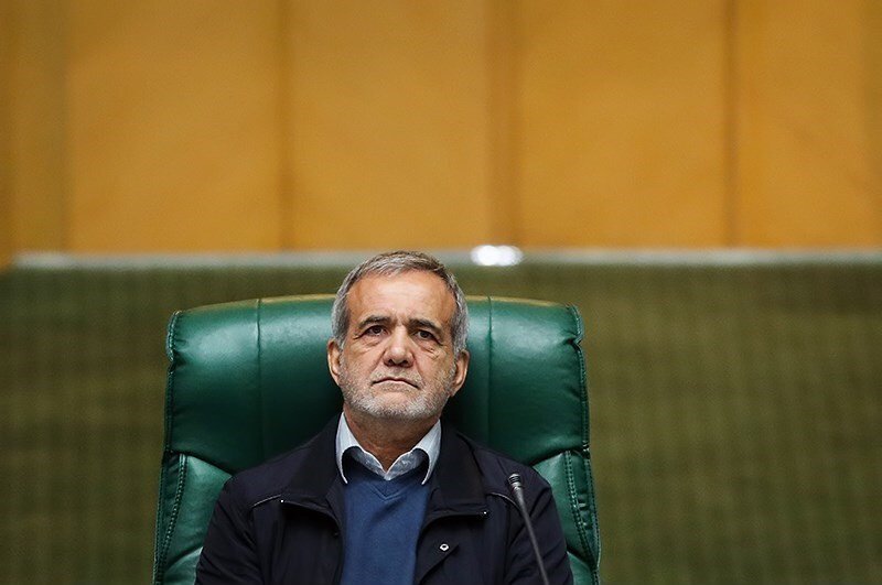 Iranul reacționează la declarațiile lui Trump și anunță o schimbare de tactică Masoud Pezeshkian, liderul iranian, a răspuns declarațiilor lui Donald Trump, care a afirmat că nu va exista un acord cu Iranul, acceptând doar o „capitulare necondiționată”