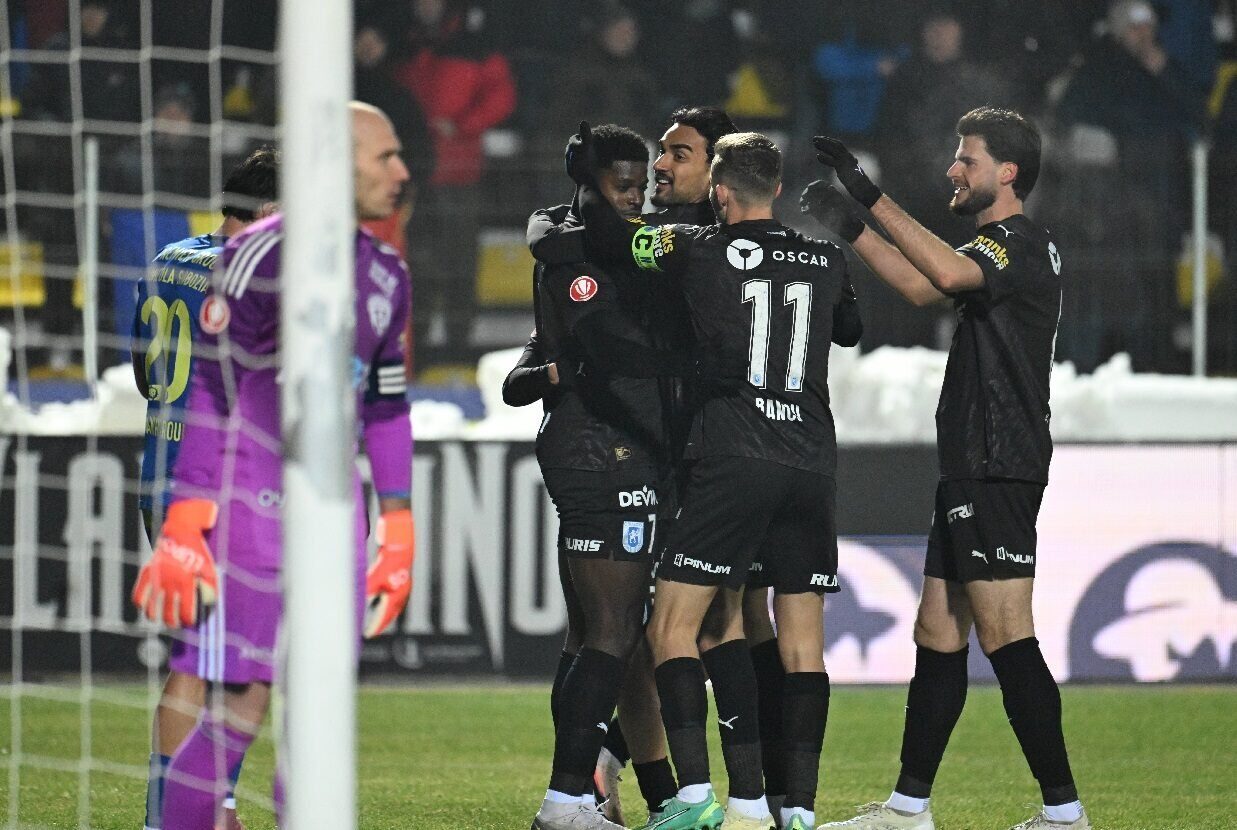 Craiova, aproape de un transfer profitabil: Steven Nsimba, pe urmele Greciei Atacantul Steven Nsimba, vedeta Universității Craiova, este la un pas de a părăsi echipa olteană pentru a se alătura puternicei formații Olympiacos din Grecia