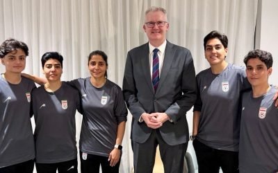 Fotbaliste iraniene care au refuzat imnul național, primite cu vize umanitare în Australia Australia a acordat vize umanitare pentru cinci jucătoare de fotbal iraniene care au solicitat azil, după ce au refuzat să cânte imnul național la un meci din Cupa Asiei