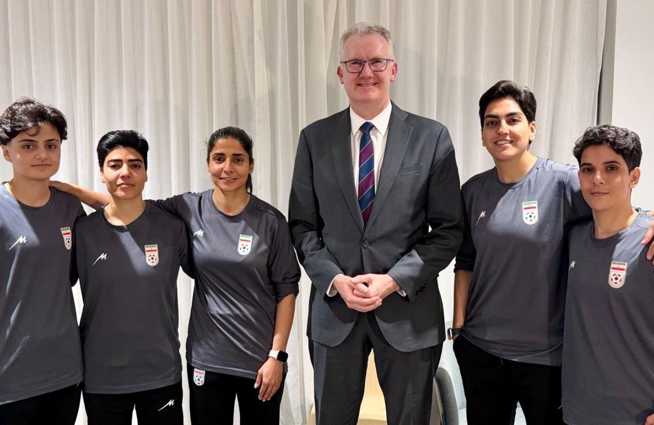 Fotbaliste iraniene care au refuzat imnul național, primite cu vize umanitare în Australia Australia a acordat vize umanitare pentru cinci jucătoare de fotbal iraniene care au solicitat azil, după ce au refuzat să cânte imnul național la un meci din Cupa Asiei