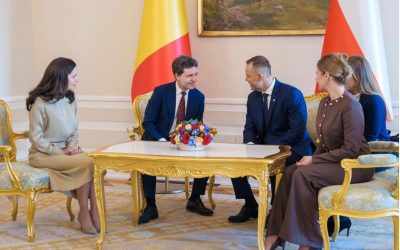Mirabela Grădinaru, remarcată pentru ținuta de la vizita oficială în Polonia Apariția vestimentară a doamnei Mirabela Grădinaru, cu ocazia unei vizite oficiale în Polonia, a stârnit o serie de reacții pozitive în mediul online