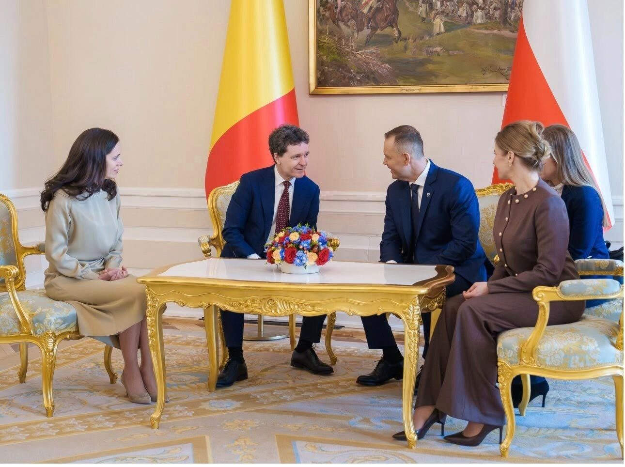 Mirabela Grădinaru, remarcată pentru ținuta de la vizita oficială în Polonia Apariția vestimentară a doamnei Mirabela Grădinaru, cu ocazia unei vizite oficiale în Polonia, a stârnit o serie de reacții pozitive în mediul online