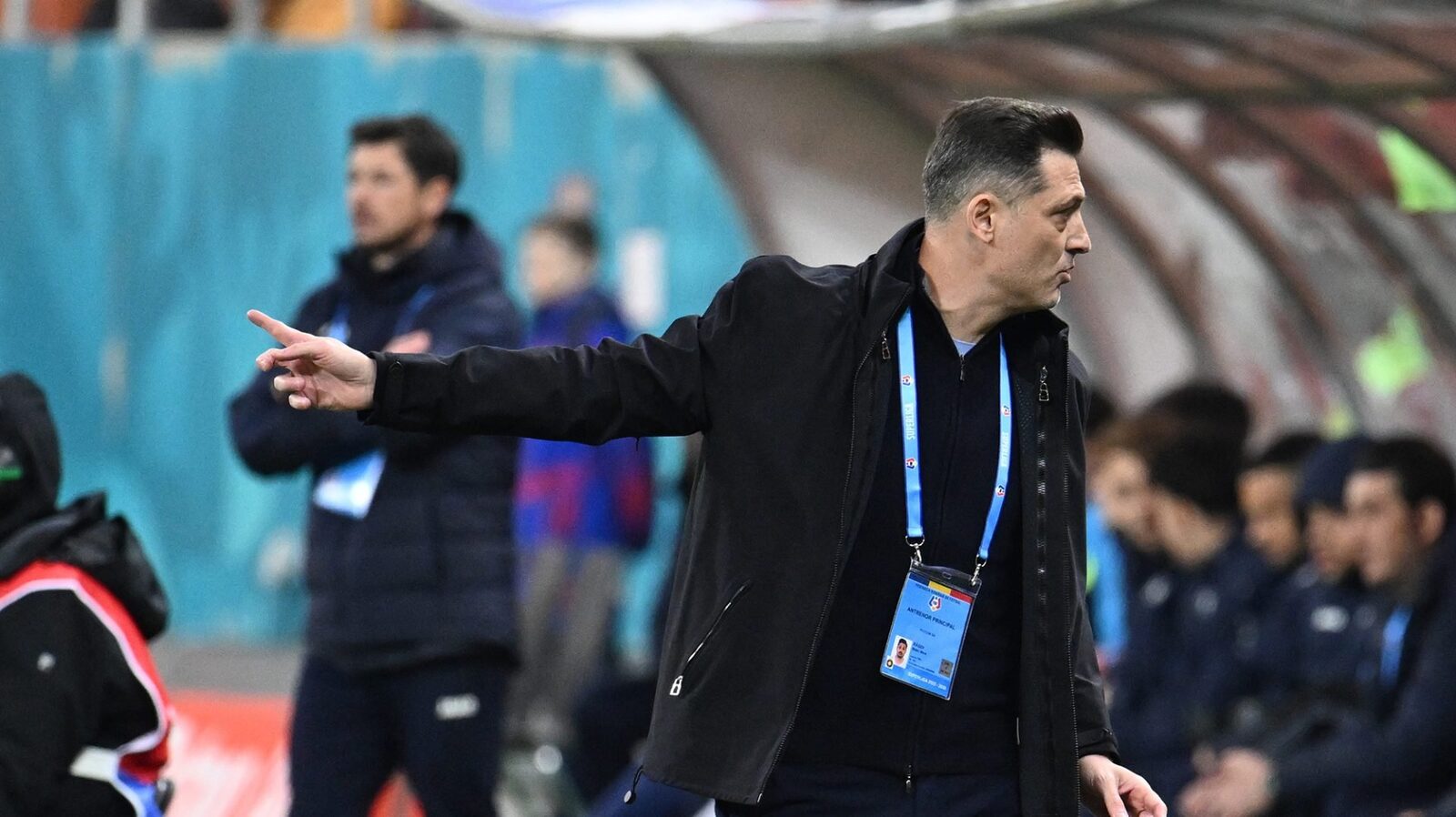 Rădoi surprinde la debutul pe banca FCSB cu o remiză și o schimbare neașteptată Mirel Rădoi a debutat pe banca FCSB, campioana României, cu un rezultat dezamăgitor în play-out-ul Superligii: o remiză, scor 0-0, pe teren propriu, împotriva echipei Metaloglobus, ultima clasată la finalul sezonului regulat