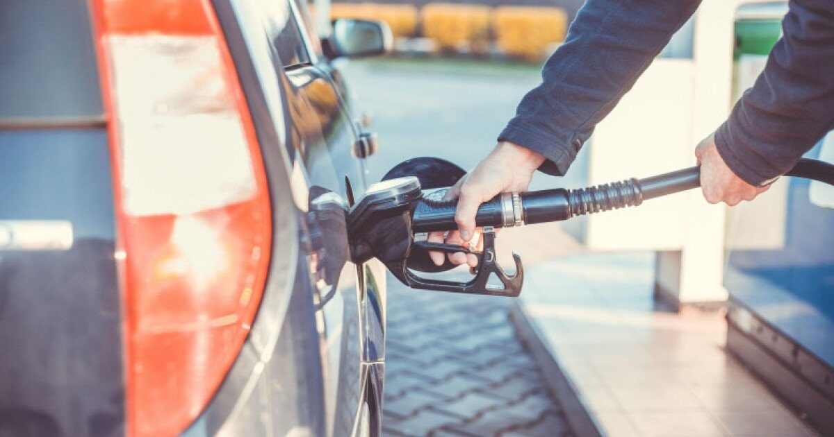 Măsuri urgente pentru reducerea prețului carburanților: Ministrul Energiei propune diminuarea TVA sau reducerea accizei Ministrul Energiei, Bogdan Ivan, a anunțat că, în urma unei ședințe de lucru programată pentru luni, vor fi discutate măsuri concrete pentru scăderea prețului carburanților