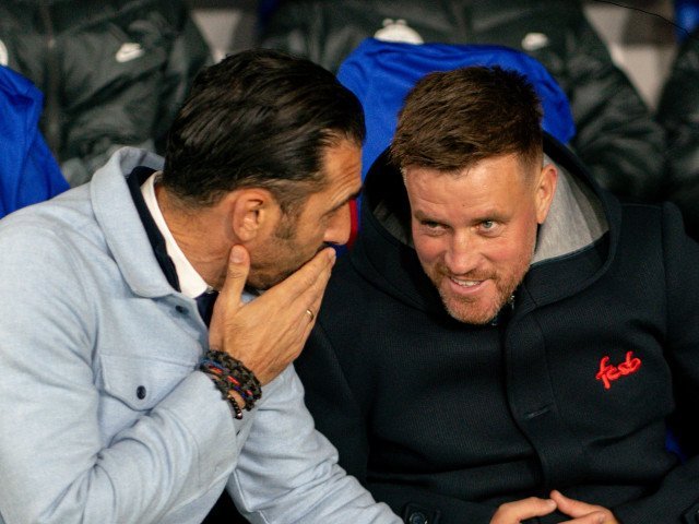 Elias Charalambous a părăsit România, Mihai Pintilii îi va fi alături Antrenorul cipriot Elias Charalambous a părăsit România, după o perioadă de trei ani în care a activat în fotbalul românesc