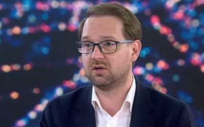 Fritz acuză PSD că vrea pachetul social, dar nu spune de unde ia banii Președintele USR, Dominic Fritz, a criticat dur modul în care PSD abordează finanțarea pachetului de ajutoare sociale, acuzând că social-democrații cer „ori totul, ori nimic” fără a specifica sursele de finanțare