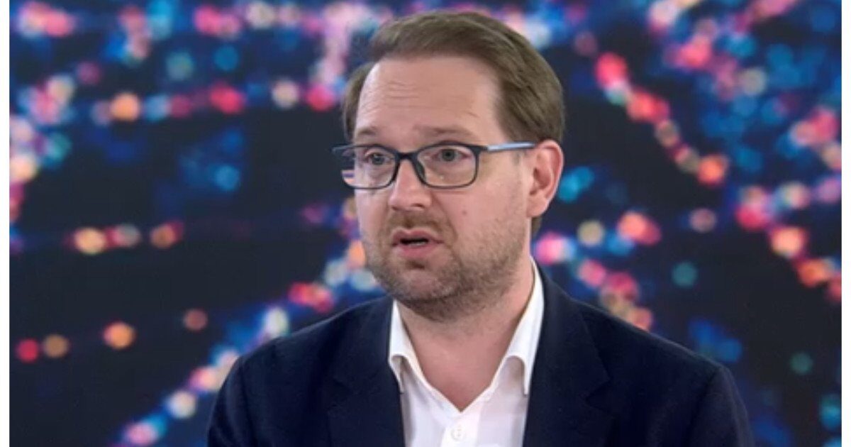 Fritz acuză PSD că vrea pachetul social, dar nu spune de unde ia banii Președintele USR, Dominic Fritz, a criticat dur modul în care PSD abordează finanțarea pachetului de ajutoare sociale, acuzând că social-democrații cer „ori totul, ori nimic” fără a specifica sursele de finanțare