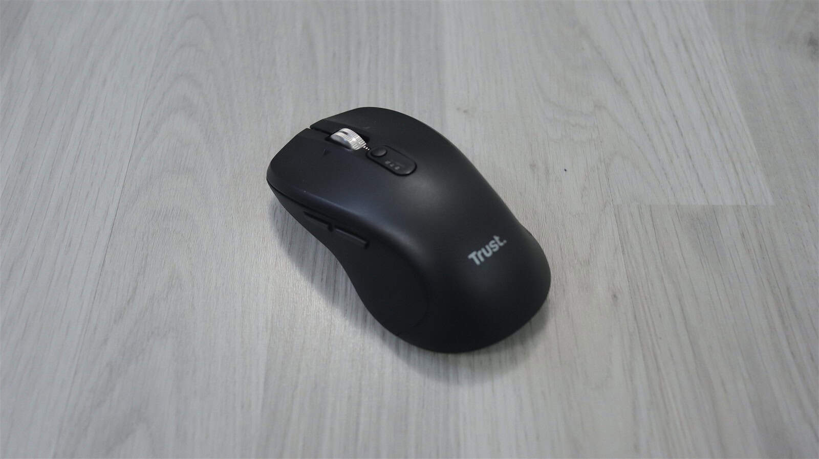 Trust Ferro Hyperscroll: Un mouse care vrea să cucerească biroul După o perioadă de testare, echipa editorială a analizat noul mouse de la Trust, modelul Ferro Hyperscroll