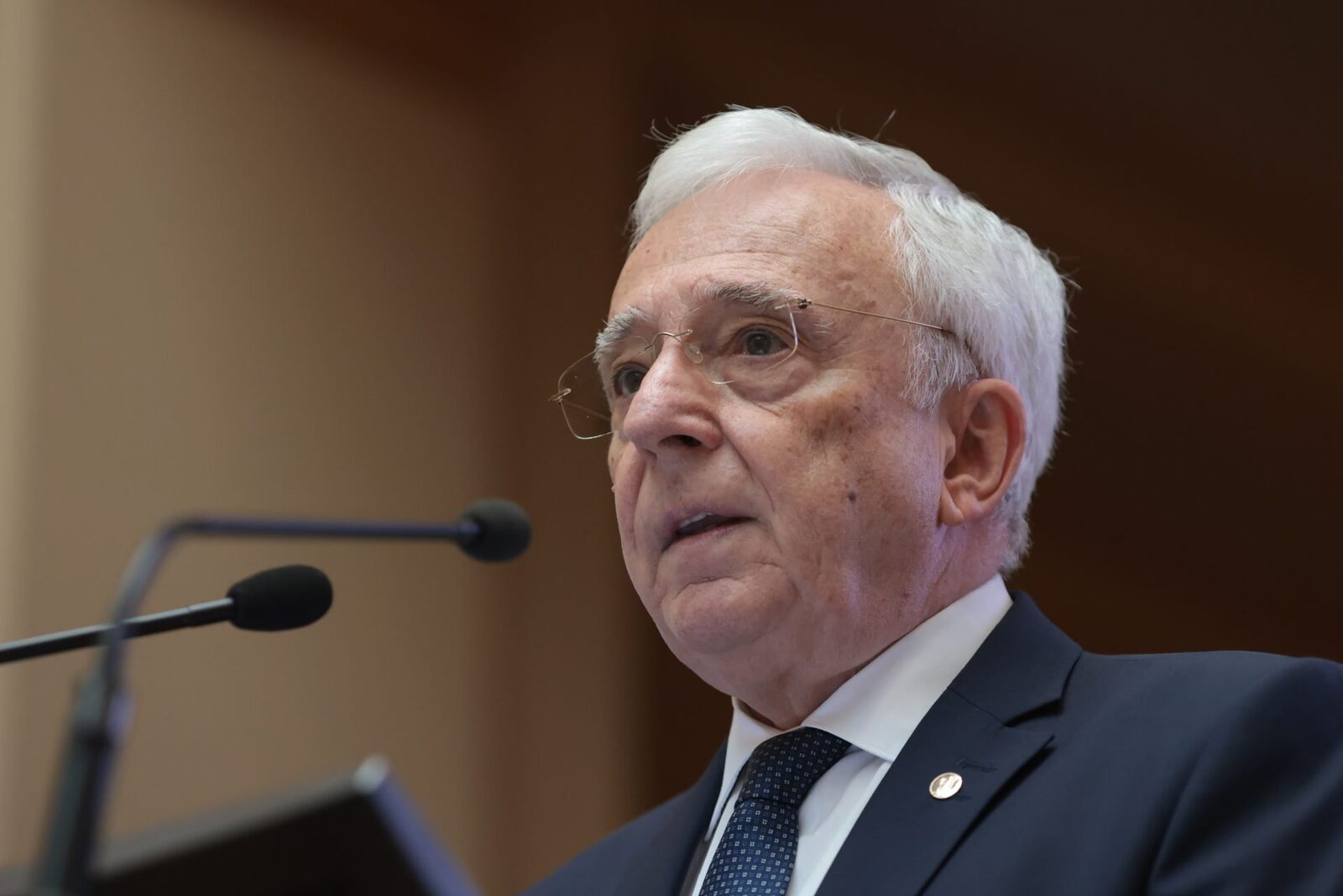 Isărescu: Echilibrul fragil între politicile monetare și fiscale este esențial pentru stabilitatea economică Mugur Isărescu, guvernatorul Băncii Naționale a României (BNR), a subliniat importanța unui echilibru delicat între politicile monetare și fiscale pentru menținerea disciplinei fiscale, susținerea salariilor sustenabile și creșterea productivității