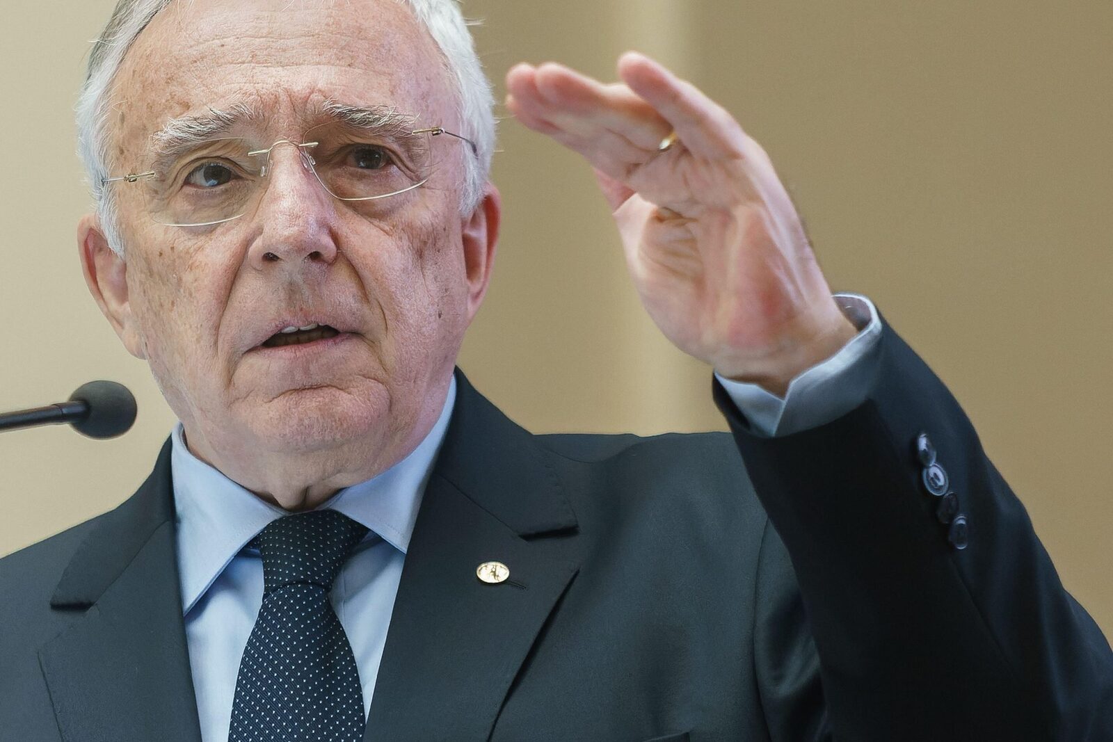 Mugur Isărescu avertizează: România se confruntă cu presiuni financiare și vulnerabilități structurale Bucureștiul a fost, luni, gazda conferinței The Economist, un eveniment de o importanță majoră pentru mediul economic românesc