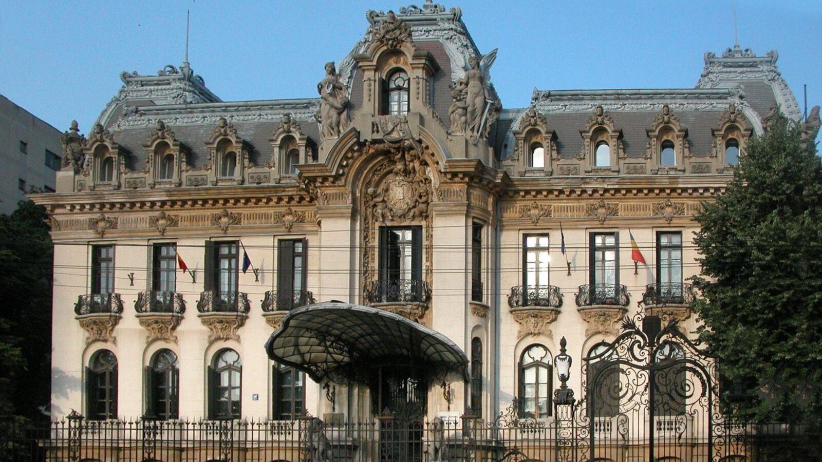 Amenințări și presiuni asupra unei jurnaliste care a investigat condițiile în care sunt păstrate manuscrisele lui George Enescu Jurnalista Alexandra Tănăsescu, de la site-ul culturaladuba.ro, a fost ținta unor amenințări și presiuni din partea conducerii Muzeului Național „George Enescu” după ce a dezvăluit, într-o anchetă jurnalistică, faptul că manuscrisele compozitorului sunt păstrate în containere unde se infiltrează apa