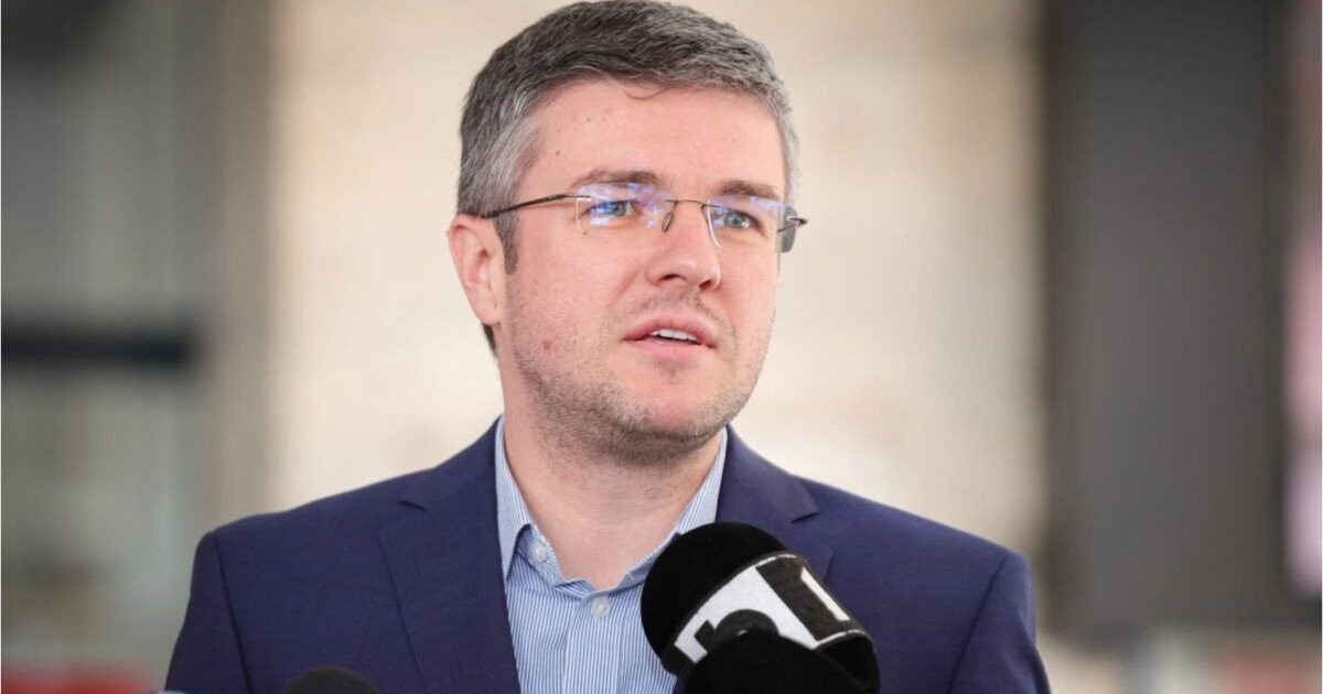 Guvernul analizează săptămânal prețurile la carburanți, dar exclude măsuri rapide Ministrul Economiei, Irineu Darău, a declarat că Executivul monitorizează constant prețurile la motorină și benzină, dar nu intenționează să adopte măsuri imediate