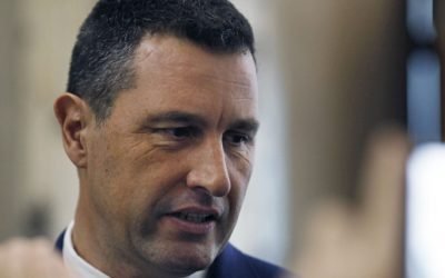 Tanczos Barna: România va avea dificultăți în respectarea țintei de deficit bugetar Vicepremierul Tanczos Barna a exprimat îngrijorări cu privire la capacitatea României de a respecta ținta de deficit bugetar de 6,2% asumată în fața Comisiei Europene