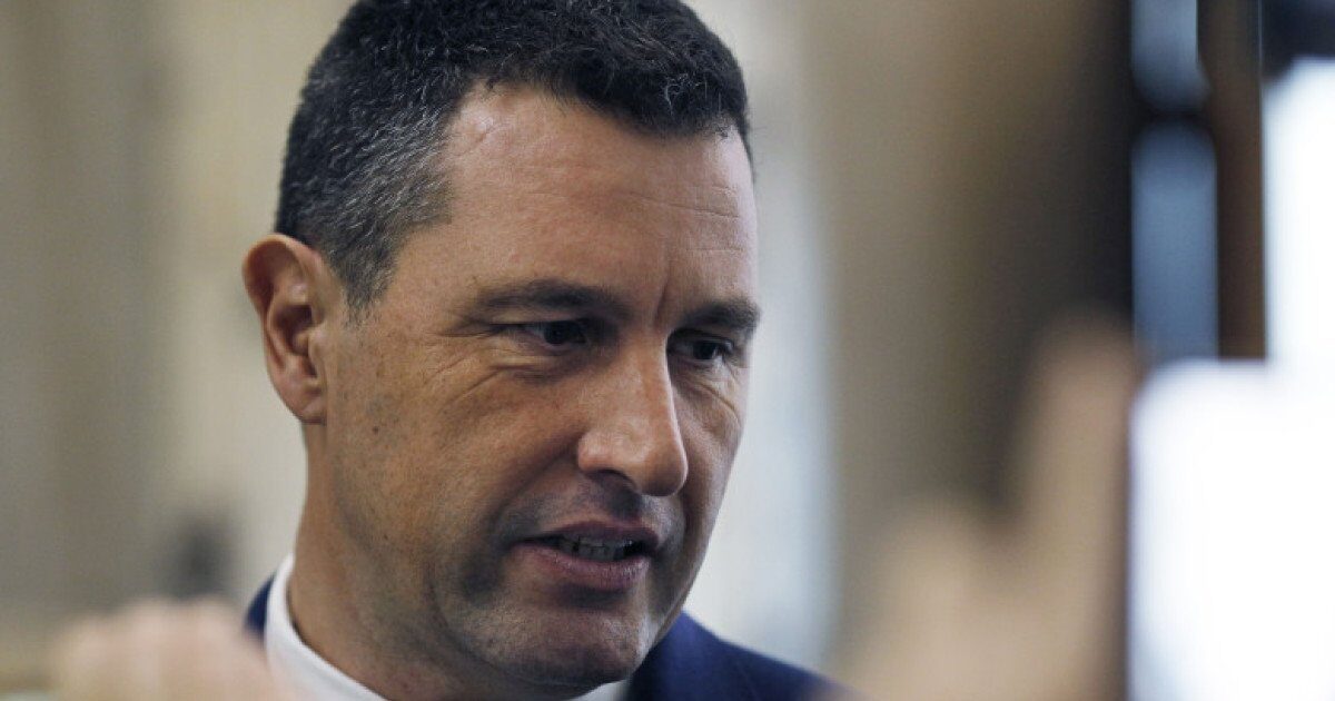 Tanczos Barna: România va avea dificultăți în respectarea țintei de deficit bugetar Vicepremierul Tanczos Barna a exprimat îngrijorări cu privire la capacitatea României de a respecta ținta de deficit bugetar de 6,2% asumată în fața Comisiei Europene