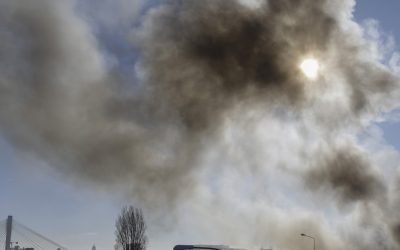 Poluare crescută în București: Nisipul și sarea de pe străzi, principalele surse de praf Nivelul de poluare atmosferică în București a crescut, iar Garda Națională de Mediu (GNM) avertizează că o parte importantă a acestei creșteri este cauzată de materialul antiderapant folosit în timpul iernii