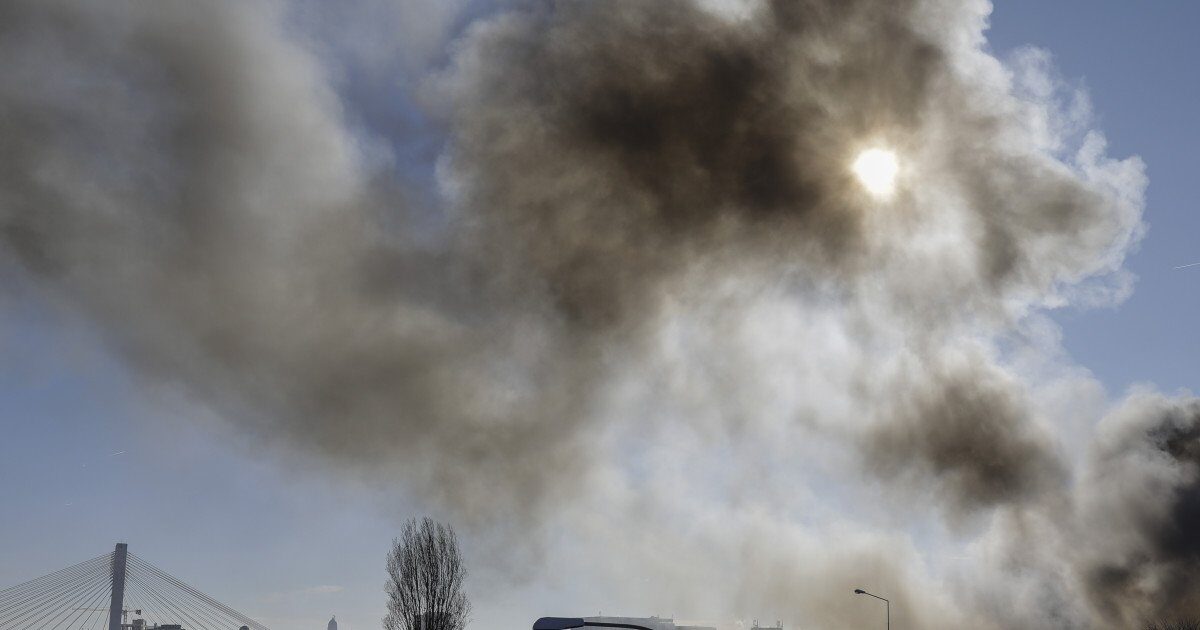 Poluare crescută în București: Nisipul și sarea de pe străzi, principalele surse de praf Nivelul de poluare atmosferică în București a crescut, iar Garda Națională de Mediu (GNM) avertizează că o parte importantă a acestei creșteri este cauzată de materialul antiderapant folosit în timpul iernii