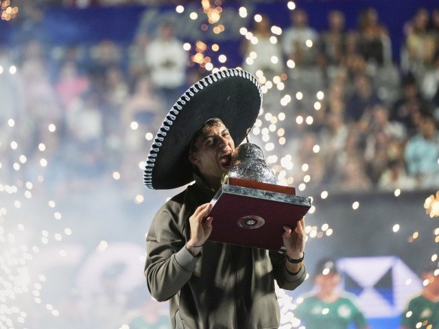 Cobolli cucerește titlul la Acapulco și urcă spectaculos în clasamentul mondial Flavio Cobolli, un tenismen italian în vârstă de 23 de ani, a triumfat la turneul ATP 500 de la Acapulco, după o finală intensă cu americanul Frances Tiafoe