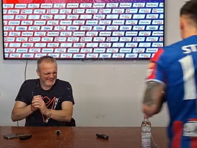 FC Bihor, la pas spre play-off: Bucurie cu stropi de apă și bere la conferința de presă FC Bihor a obținut o remiză, scor 2-2, cu Sepsi și s-a calificat matematic în play-off-ul Ligii 2