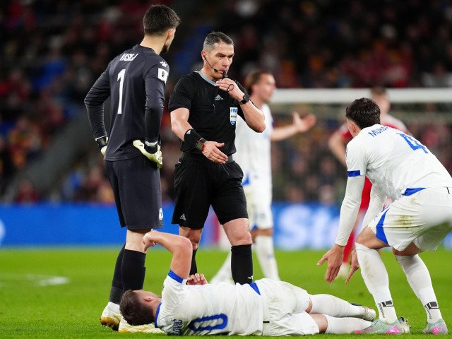 Kovacs, în prim-plan la Cardiff: Bosnia merge mai departe la penalty-uri Arbitrul român Istvan Kovacs a fost în centrul atenției în meciul dramatic dintre Țara Galilor și Bosnia, disputat la Cardiff