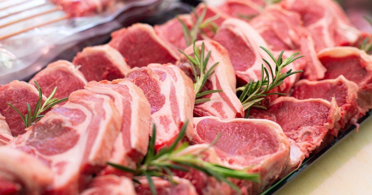 Carnea de porc congelată nu va mai fi vândută ca „proaspătă”: Modificări legislative în pregătire Ministerul Agriculturii și Dezvoltării Rurale (MADR) va ajusta legislația pentru a opri comercializarea cărnii de porc congelate, importată din Uniunea Europeană, sub eticheta de „proaspătă.” Anunțul a fost făcut miercuri de ministrul de resort, Florin Barbu, în urma unei întâlniri cu reprezentanții crescătorilor de porci