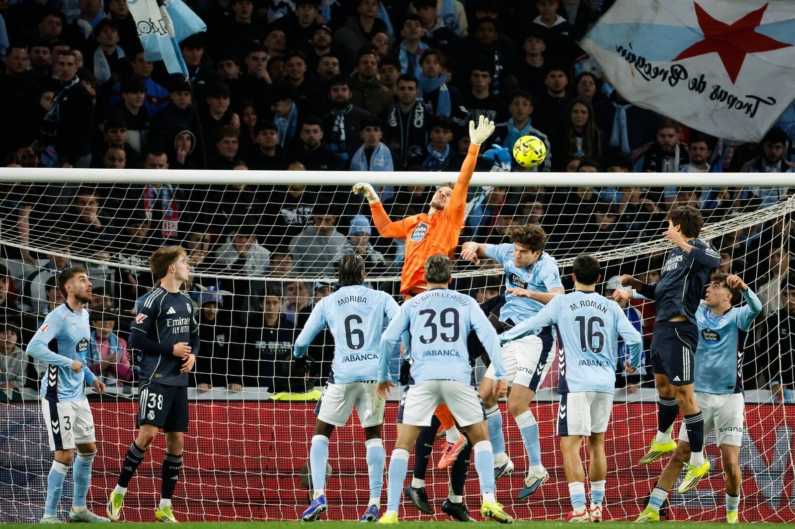 Ionuț Radu, învins de Real Madrid în finalul meciului Portarul român Ionuț Radu a fost titularizat în meciul pe care Celta Vigo l-a pierdut pe teren propriu în fața celor de la Real Madrid, scor 1-2