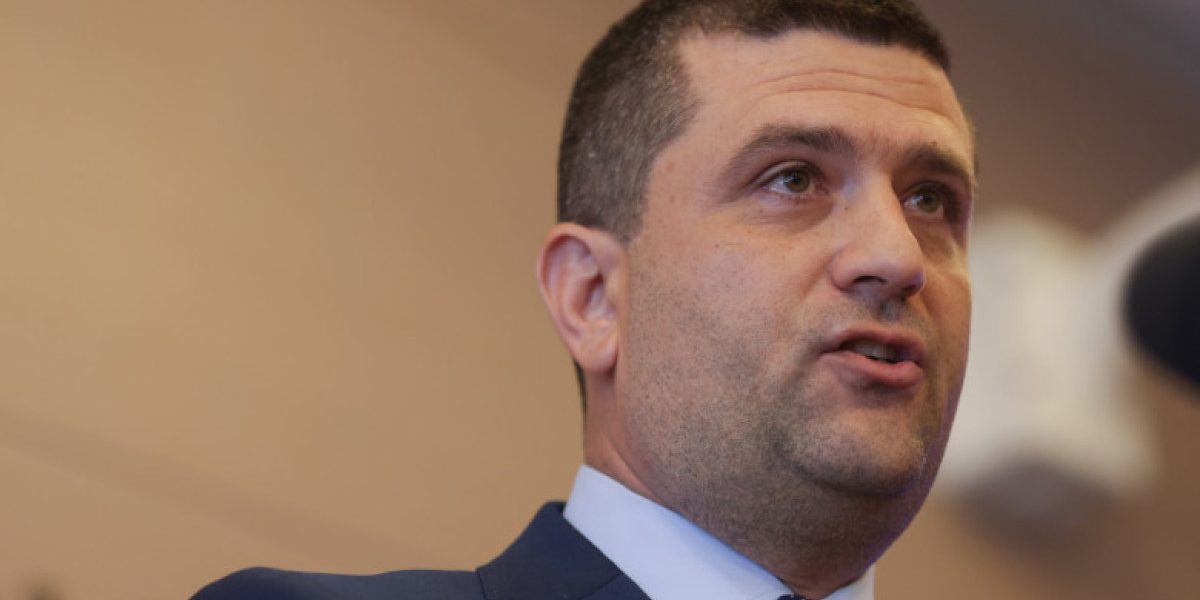 Instabilitate politică: Miruță avertizează asupra riscurilor demisiei lui Bolojan Ministrul Apărării, Radu Miruță, a exprimat îngrijorări cu privire la posibilele consecințe ale unei eventuale demisii a premierului Ilie Bolojan
