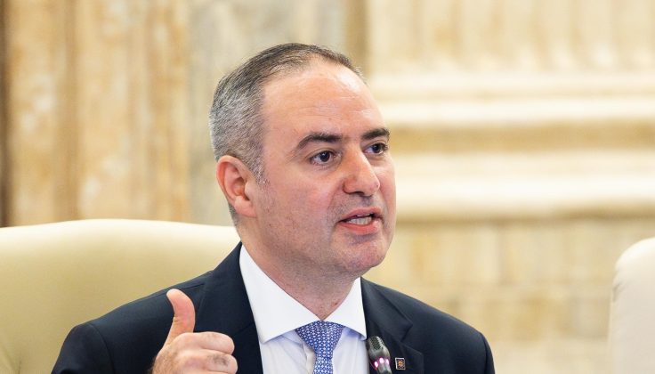 Ministrul Finanțelor, Alexandru Nazare, implicat într-un accident rutier în București Ministrul Finanțelor, Alexandru Nazare, a fost implicat într-un accident rutier sâmbătă dimineața, în Sectorul 1 al Capitalei, în timp ce se afla la volanul mașinii de serviciu