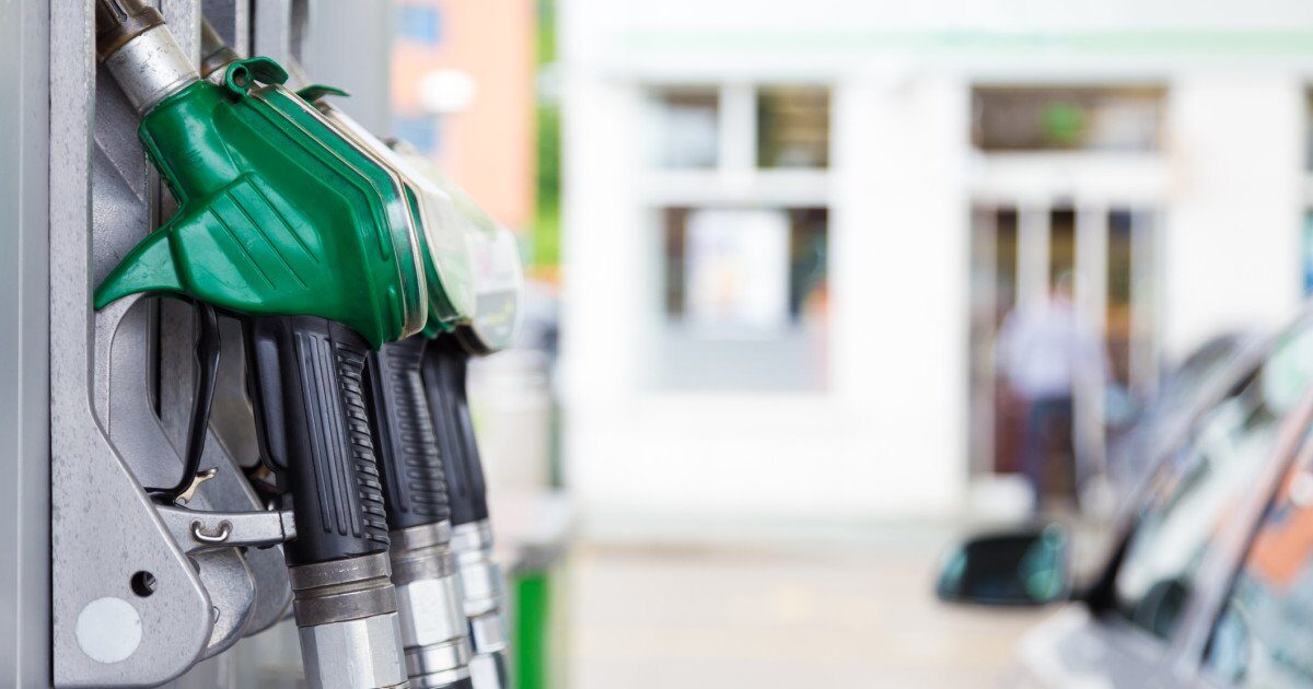 Guvernul ia în calcul măsuri urgente pentru a stabiliza prețul carburanților Ministrul Energiei, Bogdan Ivan, a anunțat că statul analizează cinci scenarii pentru a preveni creșterea prețului carburanților până la pragul de 10 lei pe litru