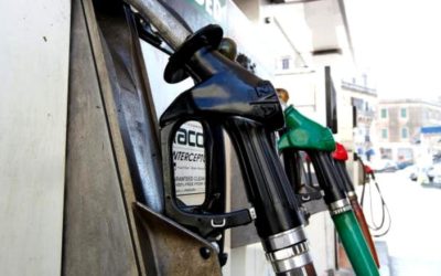 Scăderi la pompă, dar de scurtă durată: Ce ne așteaptă la carburanți Reducerea accizei la carburanți, o măsură discutată intens pentru a contracara prețurile ridicate la pompă, ar putea aduce mici ieftiniri, dar acestea vor fi temporare