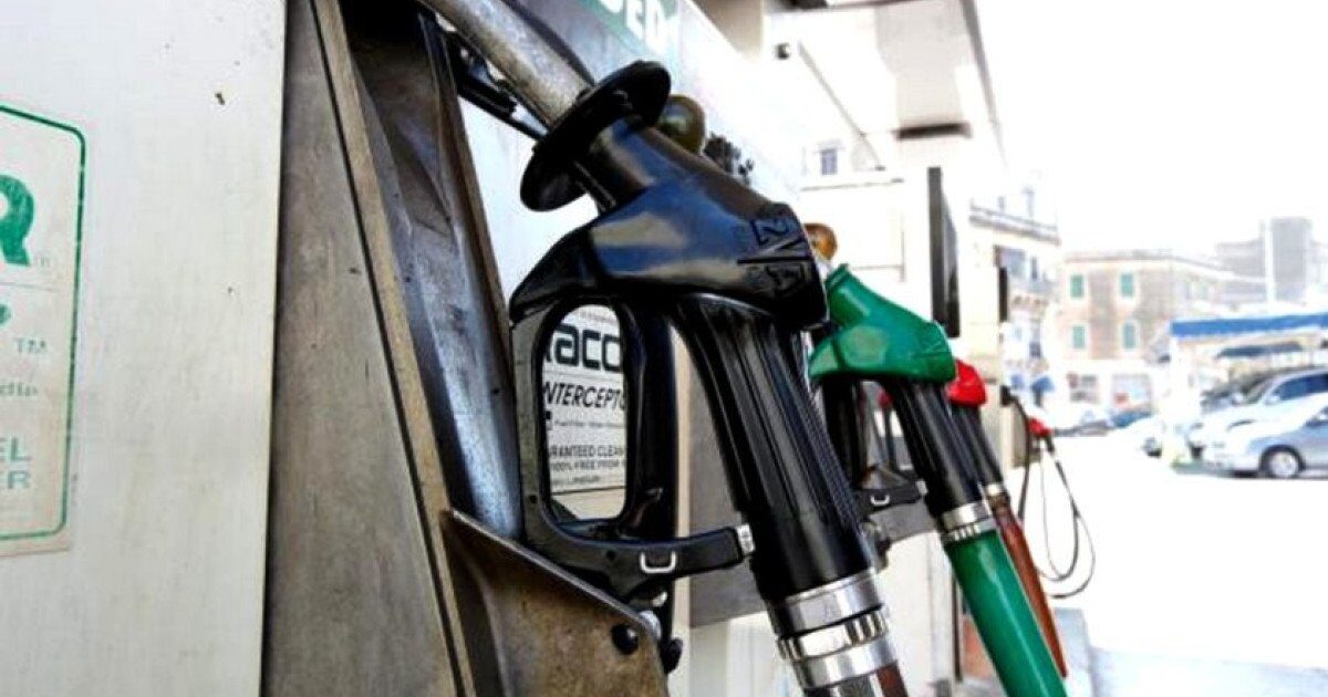 Scăderi la pompă, dar de scurtă durată: Ce ne așteaptă la carburanți Reducerea accizei la carburanți, o măsură discutată intens pentru a contracara prețurile ridicate la pompă, ar putea aduce mici ieftiniri, dar acestea vor fi temporare